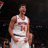 Willy Hernangómez celebra una canasta ante los Nets