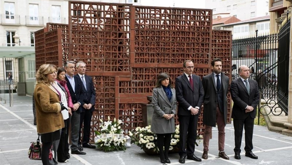 Los miembros del grupo parlamentario del Partido Popular del Parlamento Vasco ha celebrado su propio homenaje a las víctimas del terrorismo en el Día de la Memoria