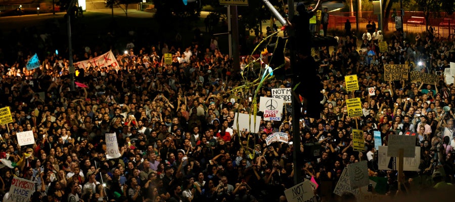 Manifestación en contra de la elección de Donald Trump como presidente, en Los Ángeles Manifestación en contra de la elección de Donald Trump como presidente, en Los Ángeles