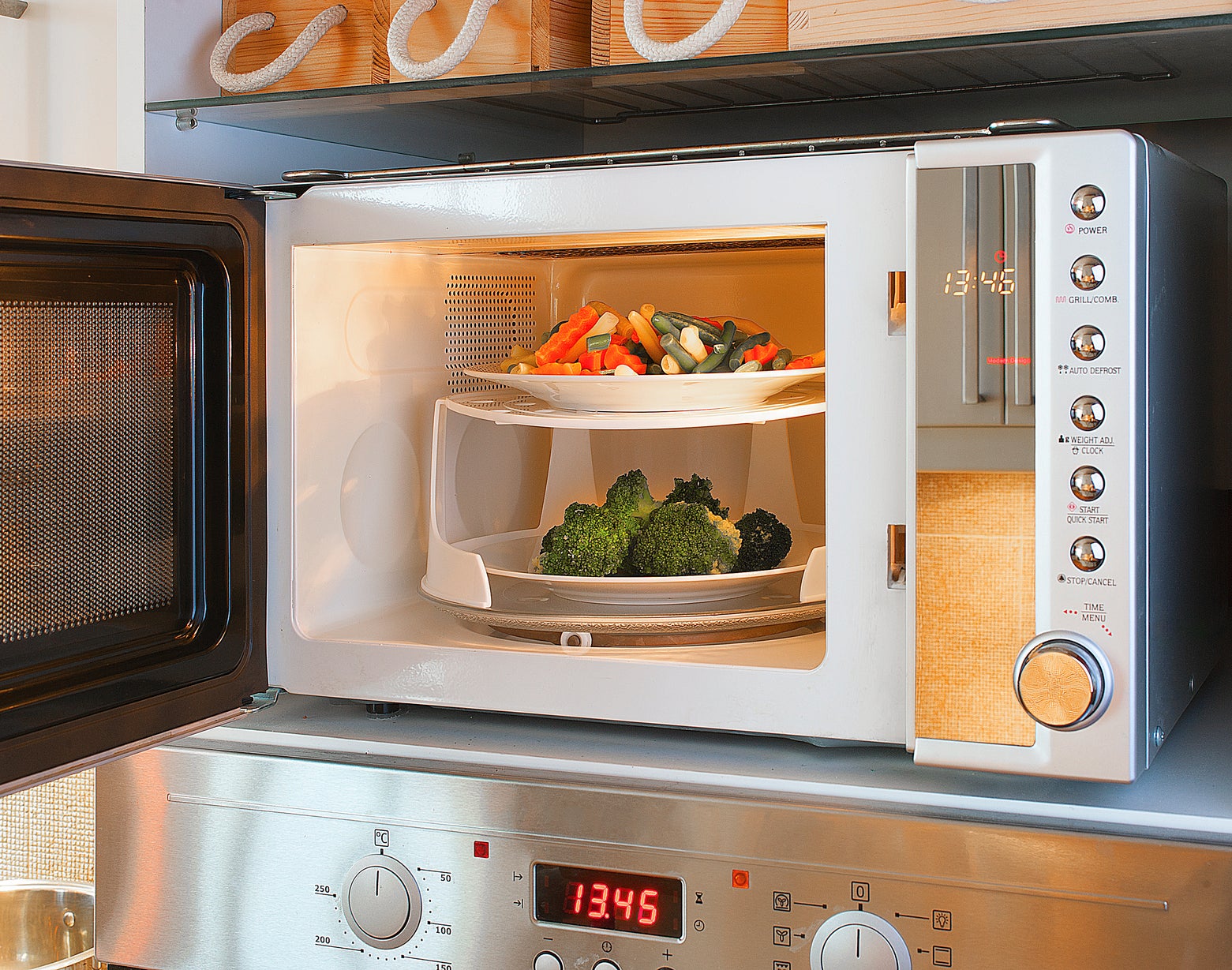 Una dietista advierte de los tres alimentos comunes que no debes recalentar en el microondas: es un riesgo para la salud Una dietista advierte de los tres alimentos comunes que no debes recalentar en el microondas: es un riesgo para la salud