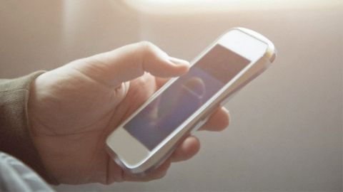 Un hombre utilizando una aplicaci&oacute;n m&oacute;vil