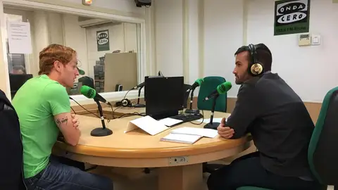 Álex Fernández, durante la entrevista con Monserrate Hernández Onda Deportiva Elche