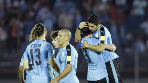 Los jugadores de Uruguay celebra un un gol Los jugadores de Uruguay celebra un un gol