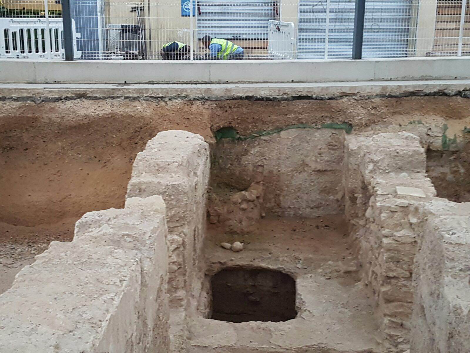 La rotura de una tubería filtra agua a los restos de los baños árabes junto al Mercado Central La rotura de una tubería filtra agua a los restos de los baños árabes junto al Mercado Central