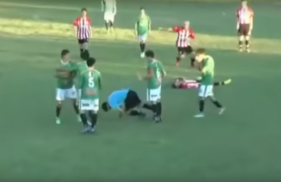 Sale a la luz el vídeo del futbolista mexicano que mató de un puñetazo al árbitro que lo había expulsado Sale a la luz el vídeo del futbolista mexicano que mató de un puñetazo al árbitro que lo había expulsado