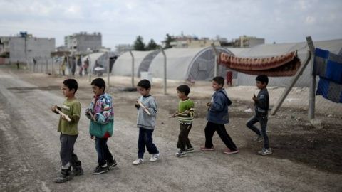 Varios ni&ntilde;os juegan en un campo de refugiados