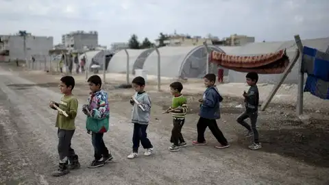 Varios niños juegan en un campo de refugiados Varios niños juegan en un campo de refugiados