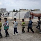 Varios niños juegan en un campo de refugiados