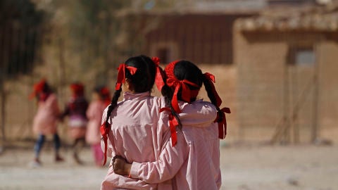 Ni&ntilde;as africanas con el uniforme del colegio