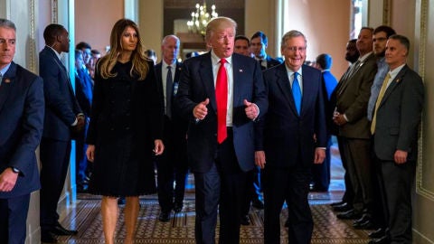 Donald Trump junto a su esposa y el l&iacute;der de la mayor&iacute;a del Senado