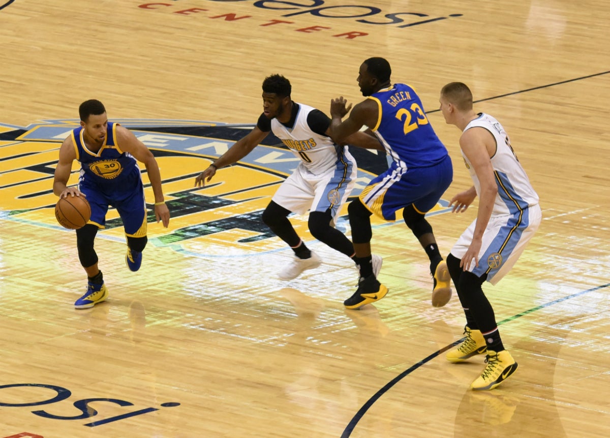 Curry lleva a los Warriors a la victoria ante los Nuggets de Hernangómez Curry lleva a los Warriors a la victoria ante los Nuggets de Hernangómez