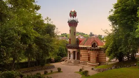 El perfil 'El Capricho de Gaudí' nos manda esta foto y dice: "Conocer uno de los edificios más antiguos de #Gaudí no parece un mal plan" Enviada por Twitter