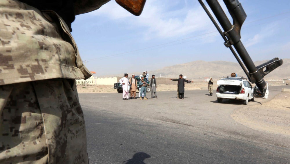 Un agente de seguridad afgano permanece en guardia en una carretera de Afganistán. 