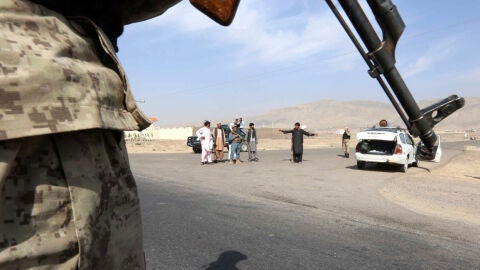 Un agente de seguridad afgano permanece en guardia en una carretera de Afganist&aacute;n. 