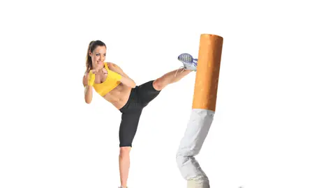 Deportista golpea un cigarro Deportista golpea un cigarro