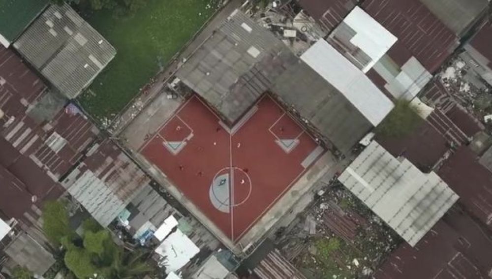 Un barrio de Bangkok, escenario inaudito por sus imposibles canchas de fútbol