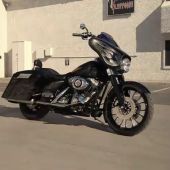 Frame 14.021183 de: Una antigua Harley Davison policía transformada en una moto elegante
