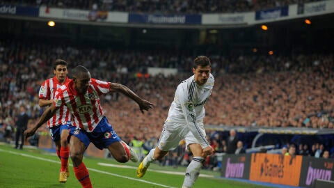 Perea trata de frenar a Cristiano en un derbi de 2010