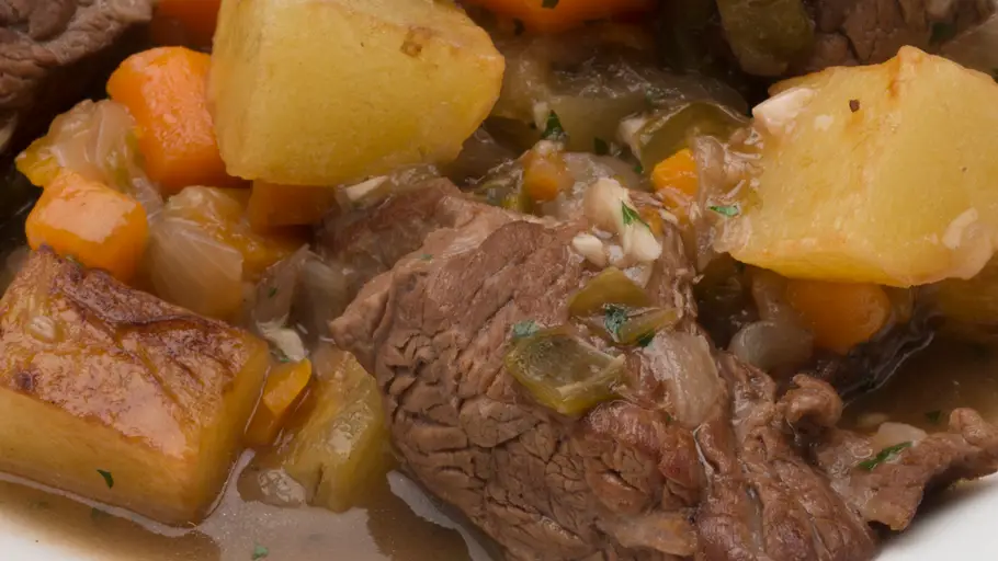 Carne guisada con patatas. Carne guisada con patatas.