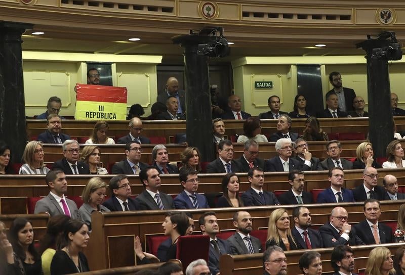 Un senador de IU despliega una bandera republicana durante el discurso del Rey Un senador de IU despliega una bandera republicana durante el discurso del Rey