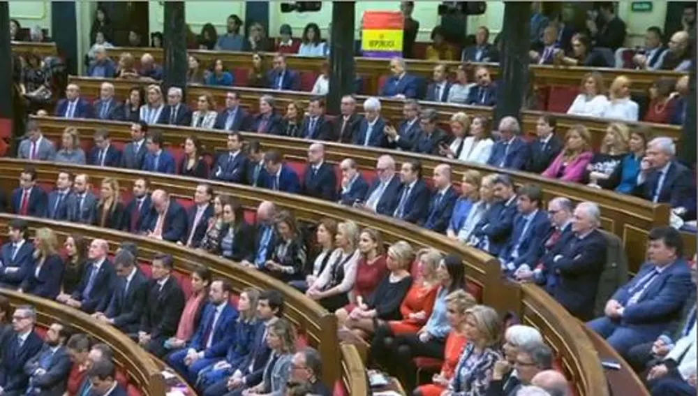 Un senador de IU despliega una bandera republicana durante el discurso del Rey Felipe VI Un senador de IU despliega una bandera republicana durante el discurso del Rey Felipe VI