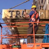 Frame 22.536162 de: Retiran el nombre de Trump de la fachada de tres edificios en Nueva York a petición de los vecinos
