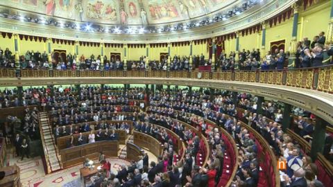 Frame 165.227056 de: Larga ovaci&oacute;n para los Reyes y sus hijas en el Congreso en la apertura de la legislatura