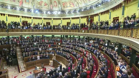 Frame 165.227056 de: Larga ovación para los Reyes y sus hijas en el Congreso en la apertura de la legislatura Frame 165.227056 de: Larga ovación para los Reyes y sus hijas en el Congreso en la apertura de la legislatura
