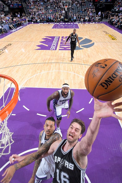 El mejor Pau Gasol de la temporada lidera el triunfo de los Spurs frente a los Kings El mejor Pau Gasol de la temporada lidera el triunfo de los Spurs frente a los Kings