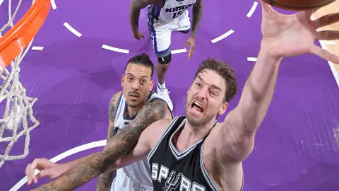 Pau Gasol anota una canasta ante los Kings Pau Gasol anota una canasta ante los Kings