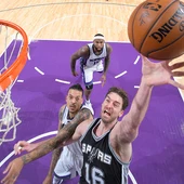 Pau Gasol anota una canasta ante los Kings Pau Gasol anota una canasta ante los Kings