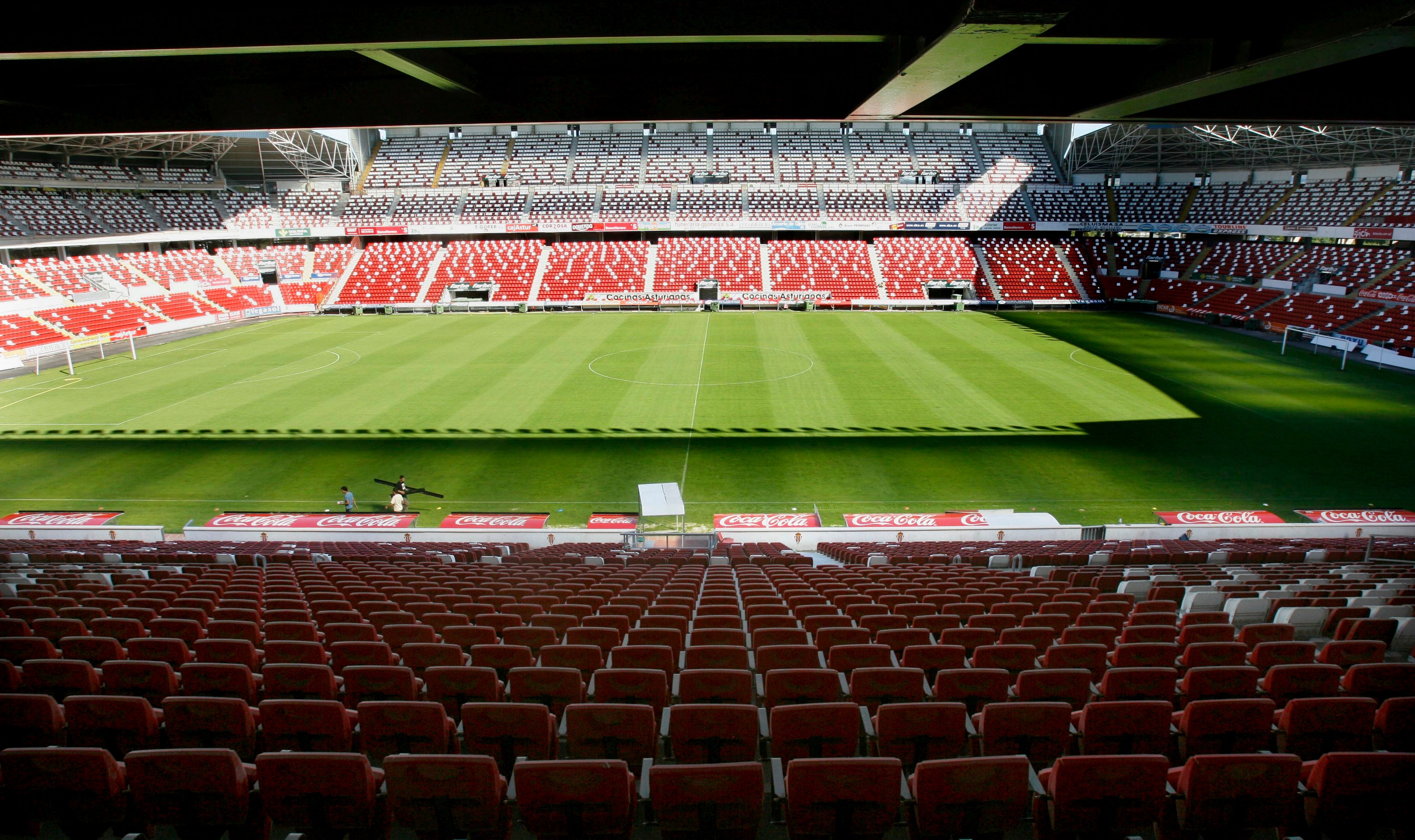 Un aficionado de Osasuna es agredido por tres hinchas del Sporting en el exterior del Molinón Un aficionado de Osasuna es agredido por tres hinchas del Sporting en el exterior del Molinón