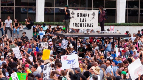 Miles de universitarios se movilizan en EEUU para proteger a los indocumentados de Trump