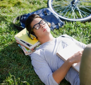 Estudiante tomando una siesta Estudiante tomando una siesta
