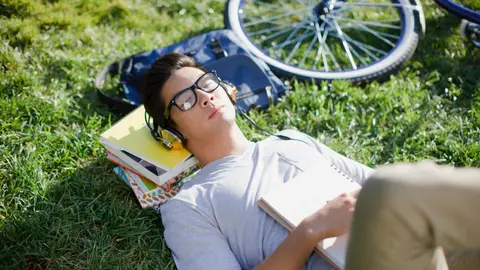 Estudiante tomando una siesta Estudiante tomando una siesta
