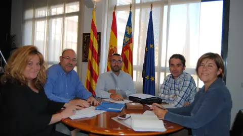 L'alcalde José Benlloch s'ha reunit amb la directora de l'EOI, Ana Pitarch per a demanar l'escola oficial per a Vila-real. L'aulari de Vila-real patix un col·lapse per l'alta demanda d'alumnes de la ciutat i de la comarca.