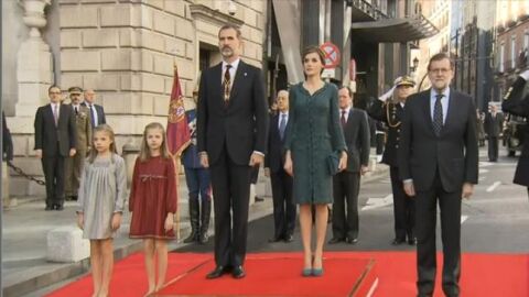 Los Reyes llegan al Congreso para la sesi&oacute;n de apertura solemne de las Cortes