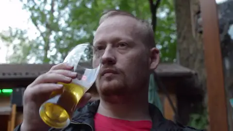 Hombre bebiendo cerveza Hombre bebiendo cerveza