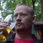 Hombre bebiendo cerveza