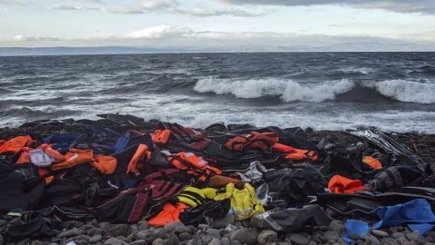 Vista de chalecos salvavidas y restos de lanchas neum&aacute;ticas