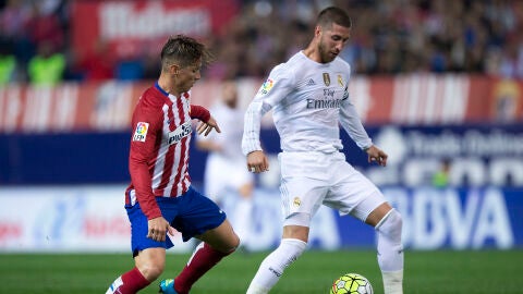 Ramos controla un bal&oacute;n ante la presi&oacute;n de Fernando Torres