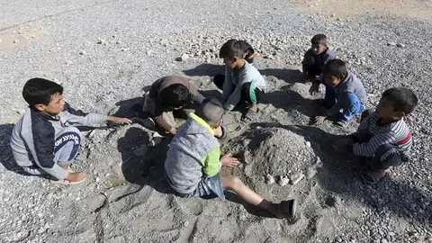 Niños iraquíes juegan en una ciudad cercana a Mosul Niños iraquíes juegan en una ciudad cercana a Mosul