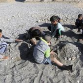 Niños iraquíes juegan en una ciudad cercana a Mosul