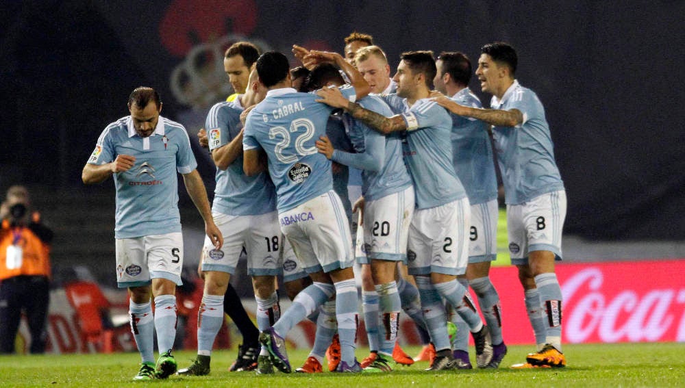 Los jugadores del Celta celebran uno de sus goles.