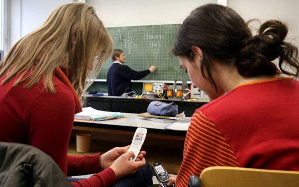 Expulsan a una alumna por tirarle un portátil a la cara a su profesor porque le quitó el móvil Expulsan a una alumna por tirarle un portátil a la cara a su profesor porque le quitó el móvil