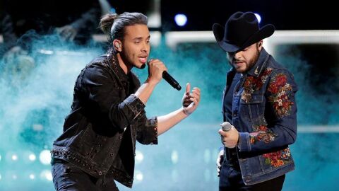 Los músicos Prince Royce y Gerardo Ortiz se presentan durante los premios Grammy Latino