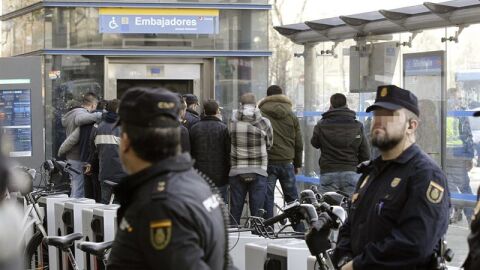 Varios compa&ntilde;eros durante el traslado del cuerpo del polic&iacute;a nacional que muri&oacute; arrollado por un tren de cercan&iacute;as en la estaci&oacute;n de Embajadores