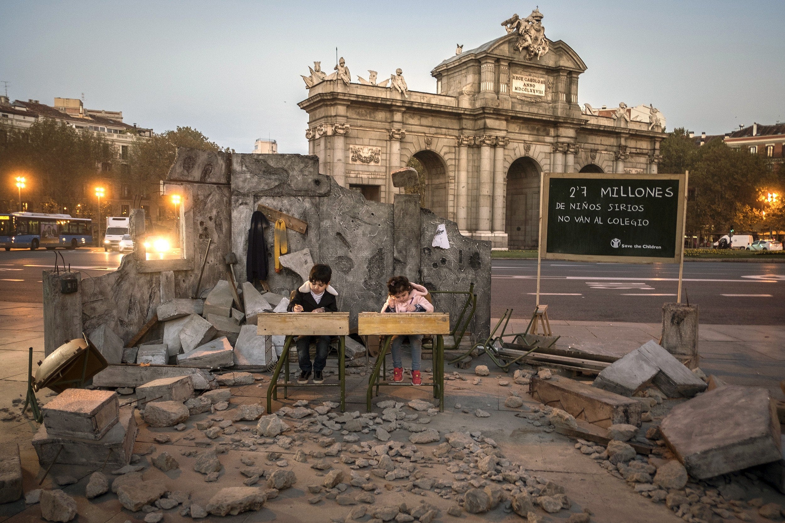 Representan una escuela destruida por las bombas en Siria en pleno centro de Madrid Representan una escuela destruida por las bombas en Siria en pleno centro de Madrid