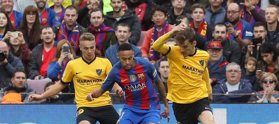 Neymar intenta avanzar con el balón ante el Javier Ontiveros y Diego Llorente Neymar intenta avanzar con el balón ante el Javier Ontiveros y Diego Llorente