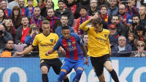 Neymar intenta avanzar con el bal&oacute;n ante el Javier Ontiveros y Diego Llorente